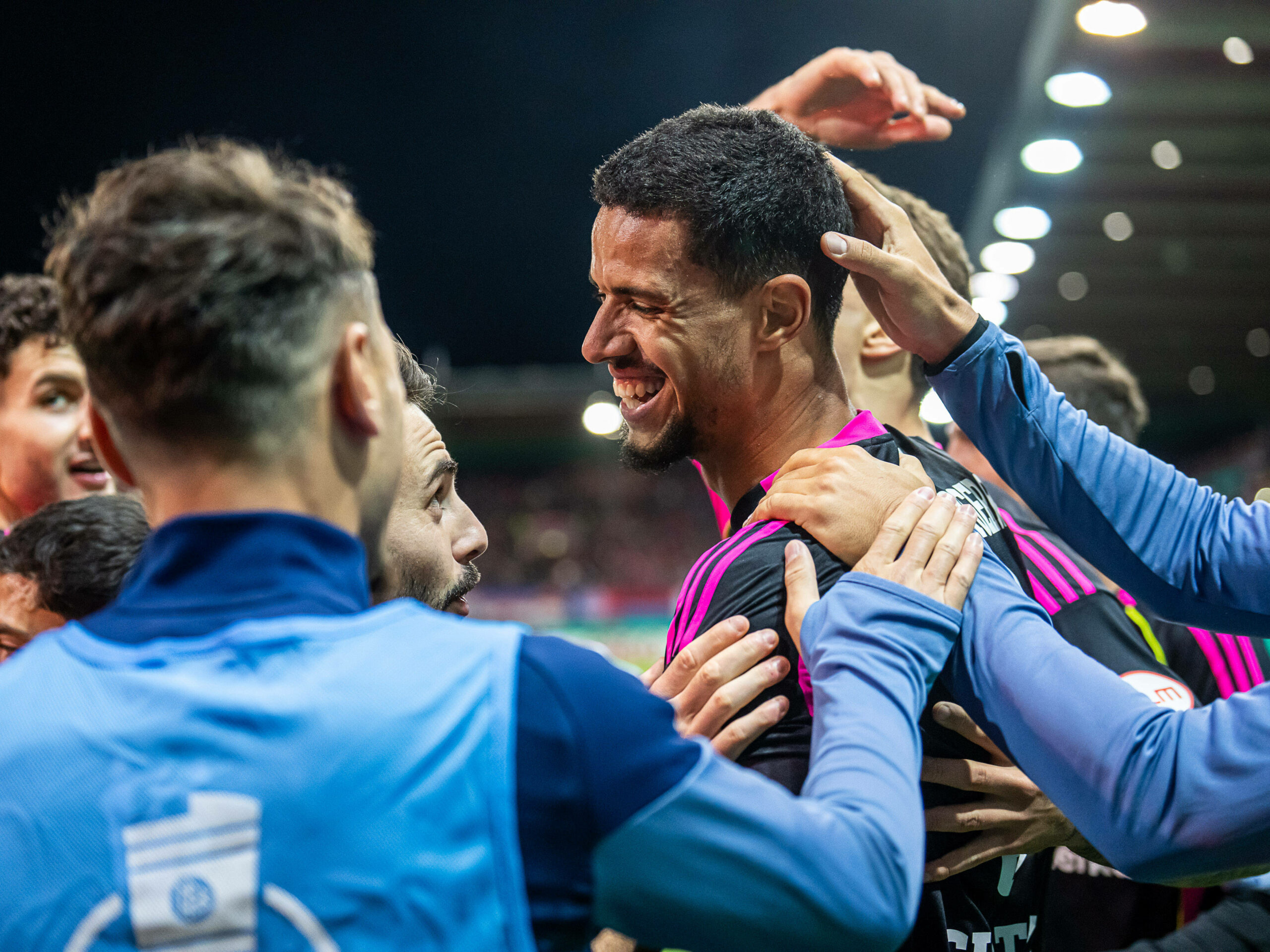 Robert Glatzel lässt sich von seinen HSV-Mitspielern feiern