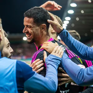 Robert Glatzel lässt sich von seinen HSV-Mitspielern feiern