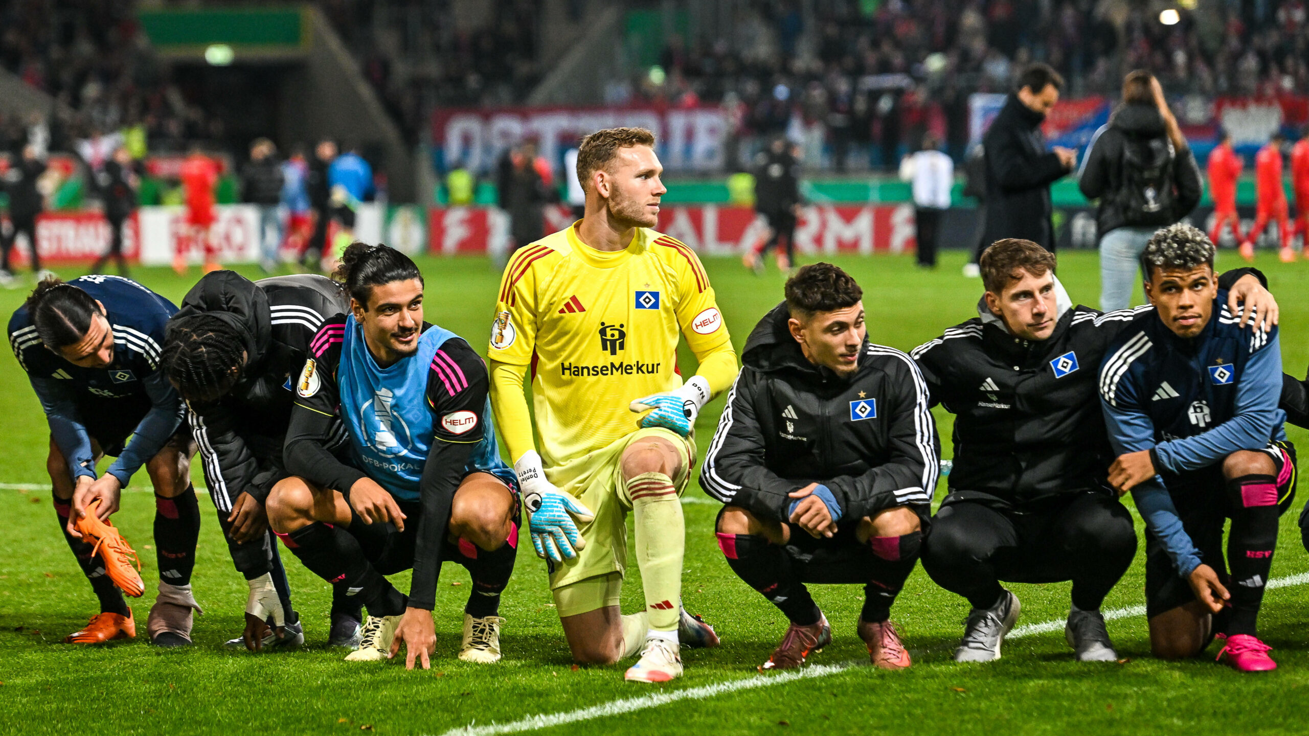 Die HSV-Profis um Daniel Peretz knien in Heidenheim vor der Fankurve