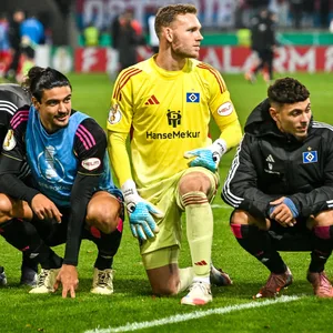 Die HSV-Profis um Daniel Peretz knien in Heidenheim vor der Fankurve