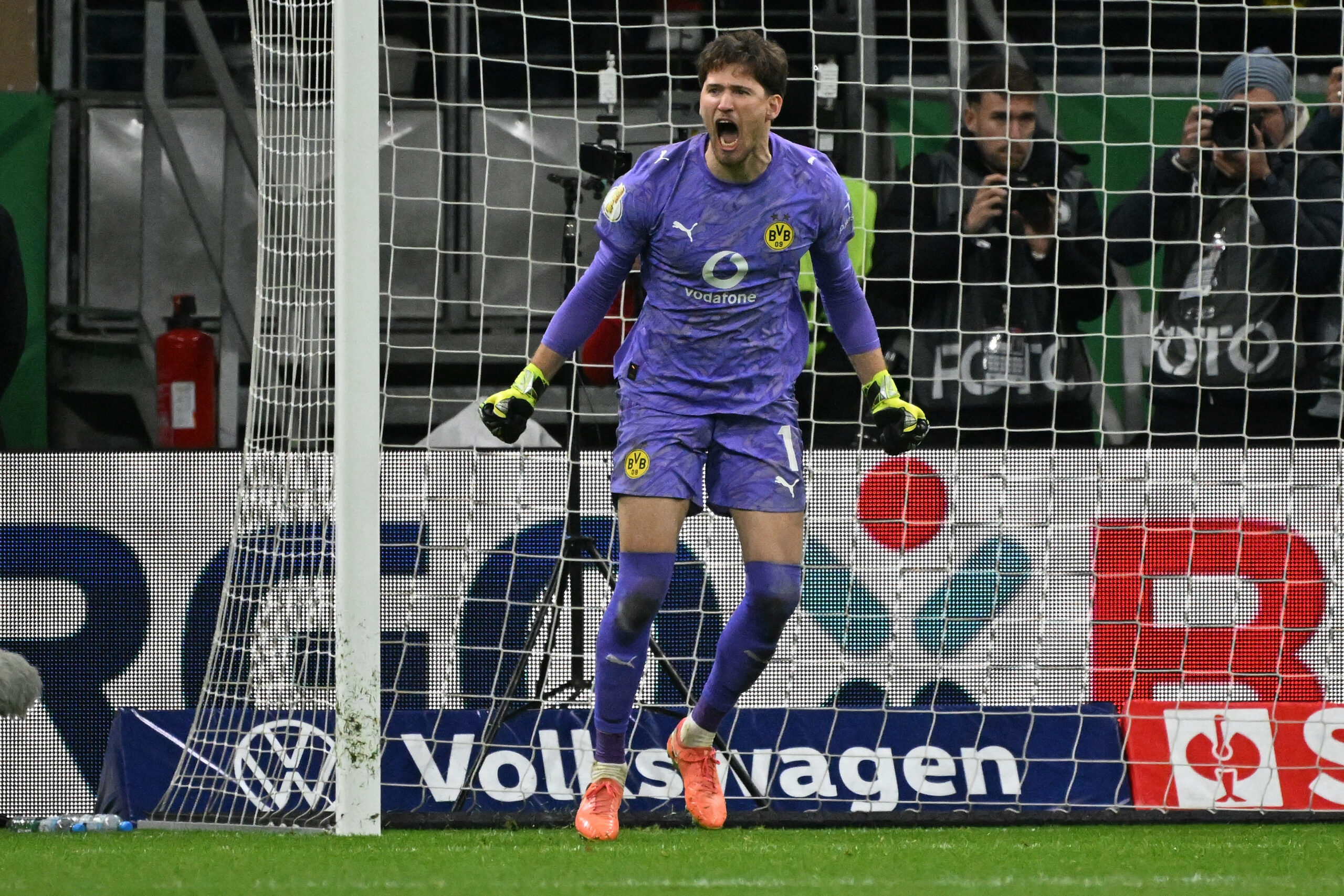 BVB-Keeper Gregor Kobel jubelt über seinen gehaltenen Elfmeter