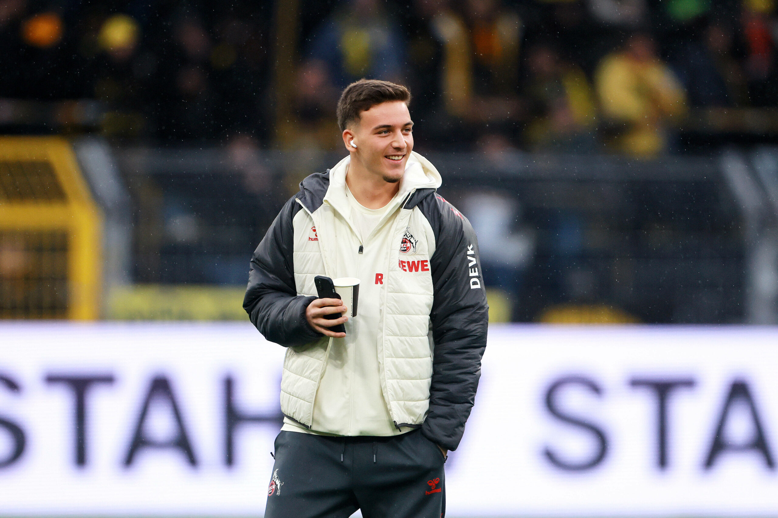 Said El Mala lächelt im Outfit des 1. FC Köln vor dem Spiel in Dortmund