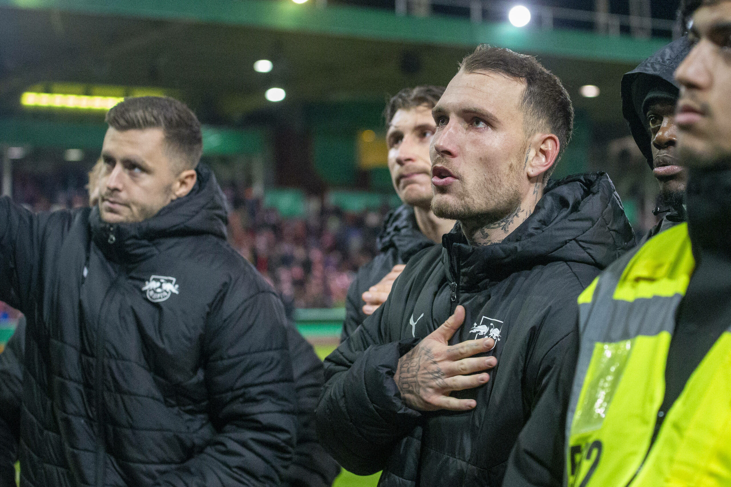 Leipzigs Profis wie David Raum drückten nach dem Spiel ihr Mitgefühl vor der Fankurve aus.