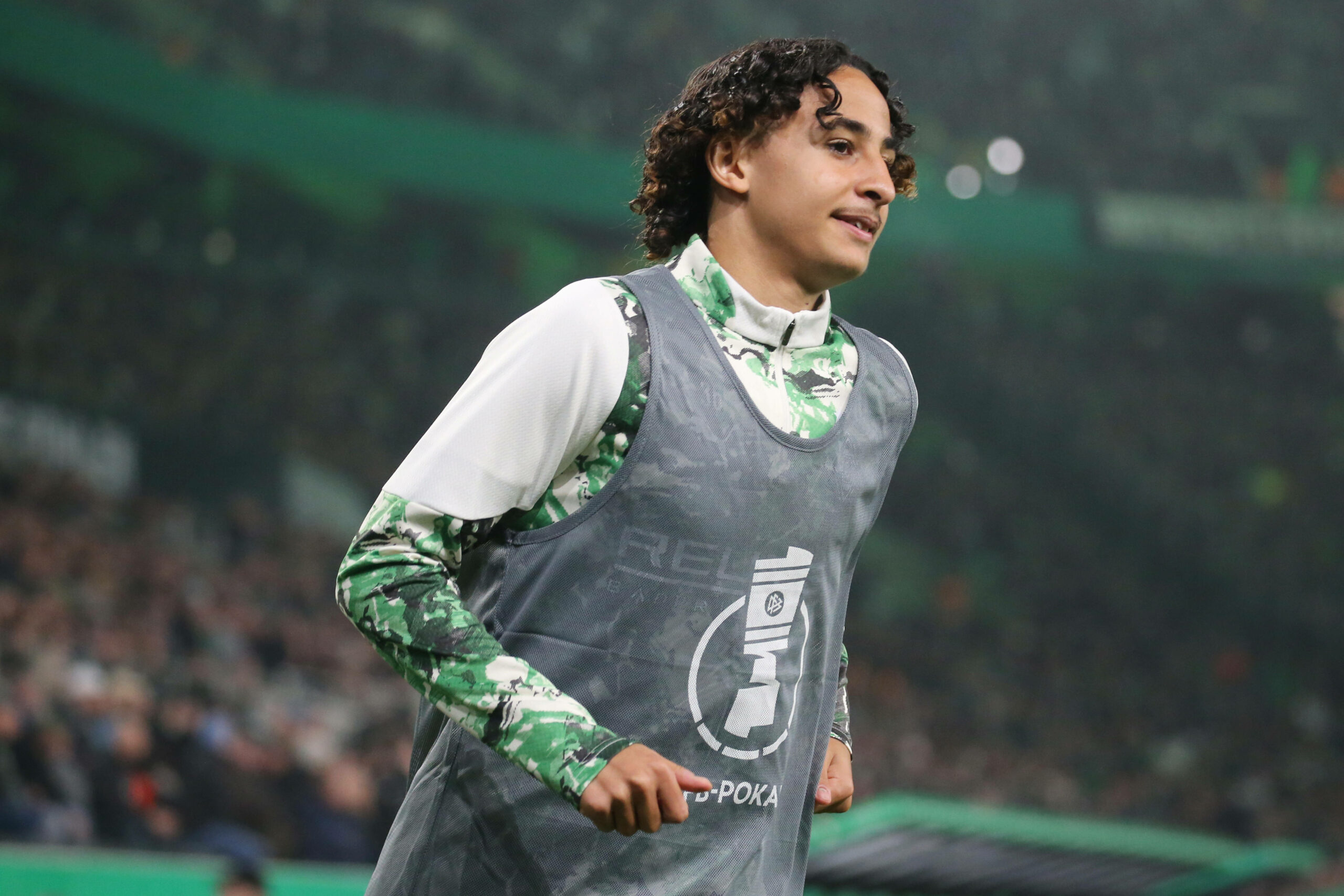 Wael Mohya macht sich im Leibchen warm