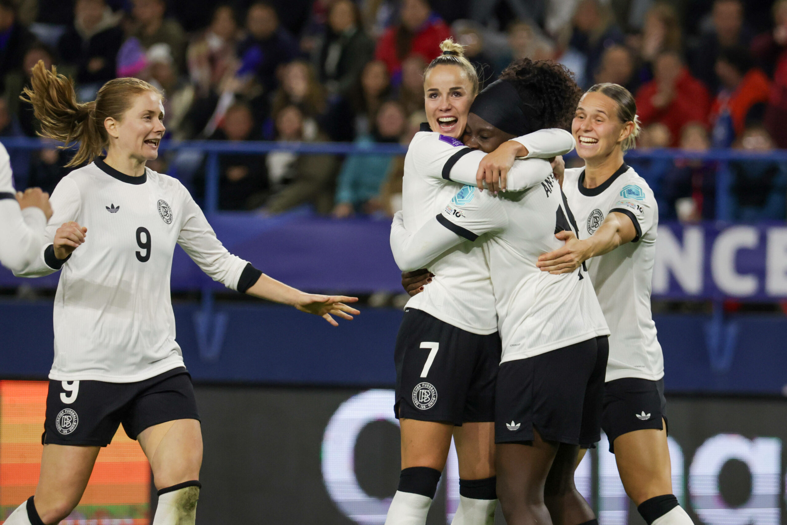 Giulia Gwinn, Nicole Anyomi und Klara Bühl bejubeln ein Tor