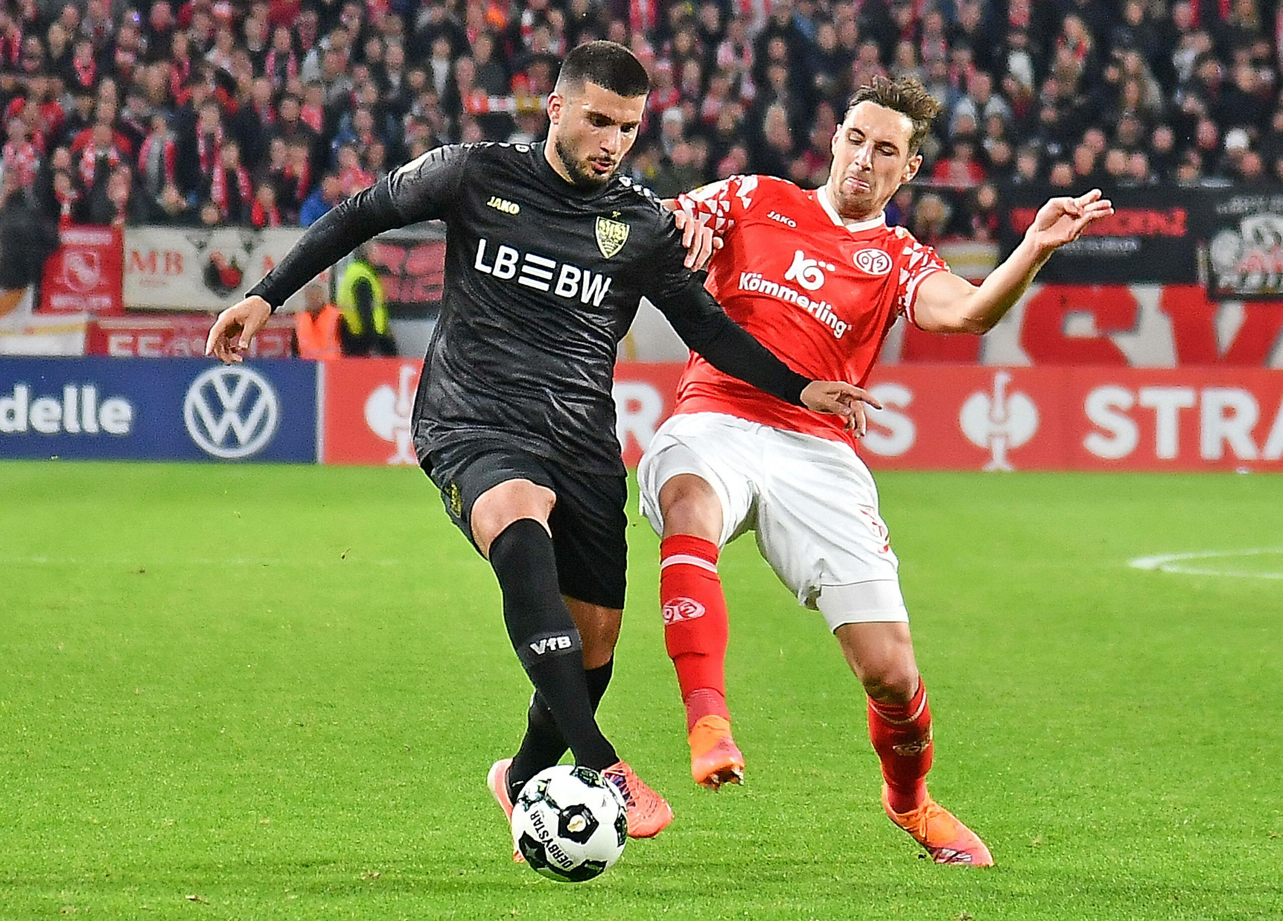 Deniz Undav im Zweikampf mit Dominik Kohr.