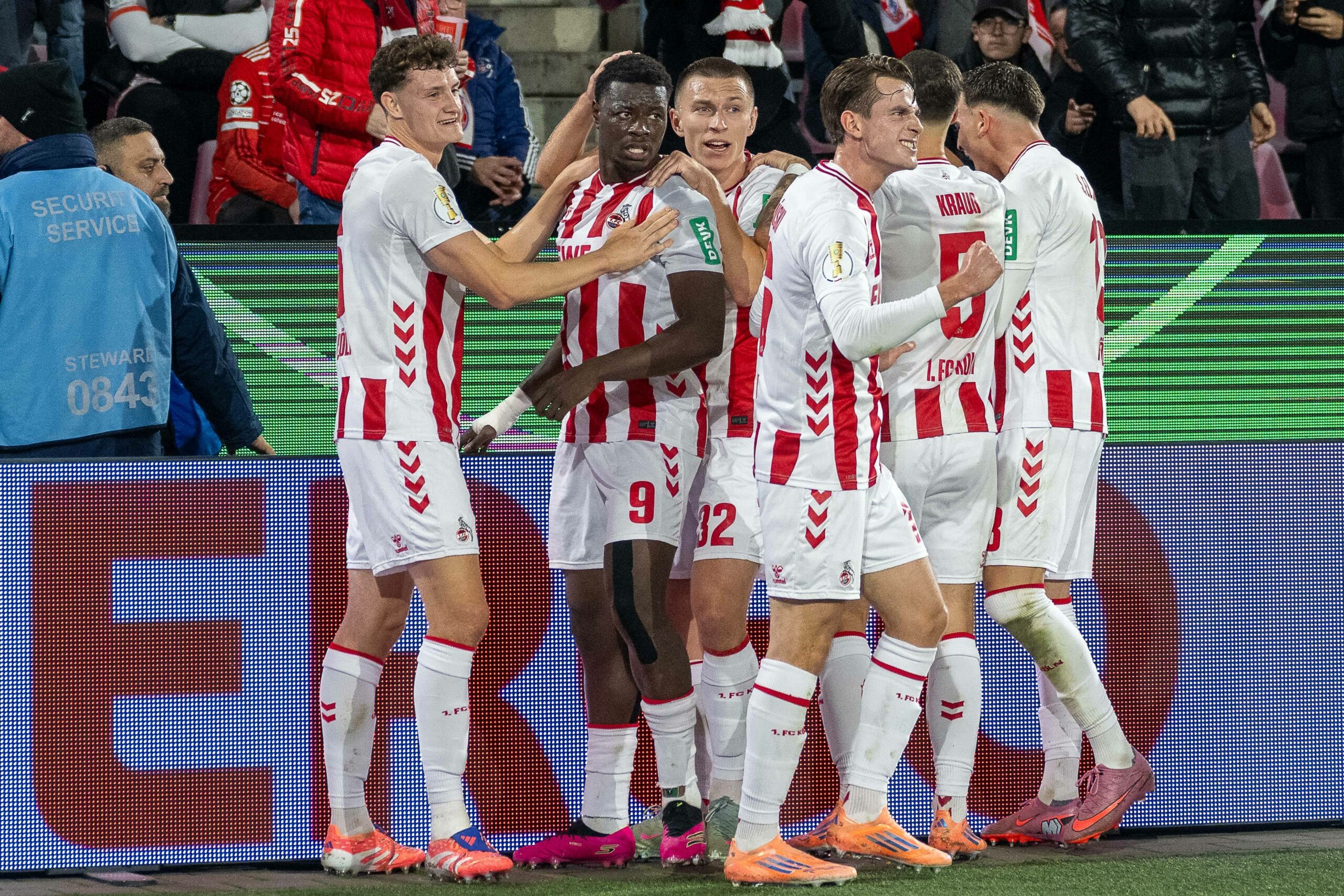Die Köln-Profis jubeln im Pulk über ein Tor von Ragnar Ache