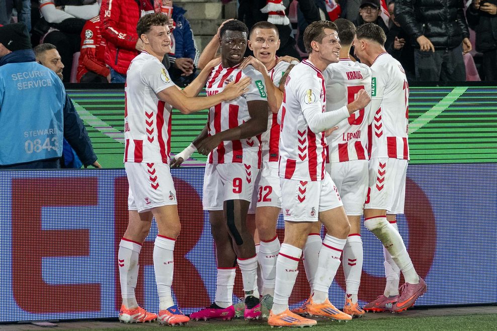 Die Köln-Profis jubeln im Pulk über ein Tor von Ragnar Ache