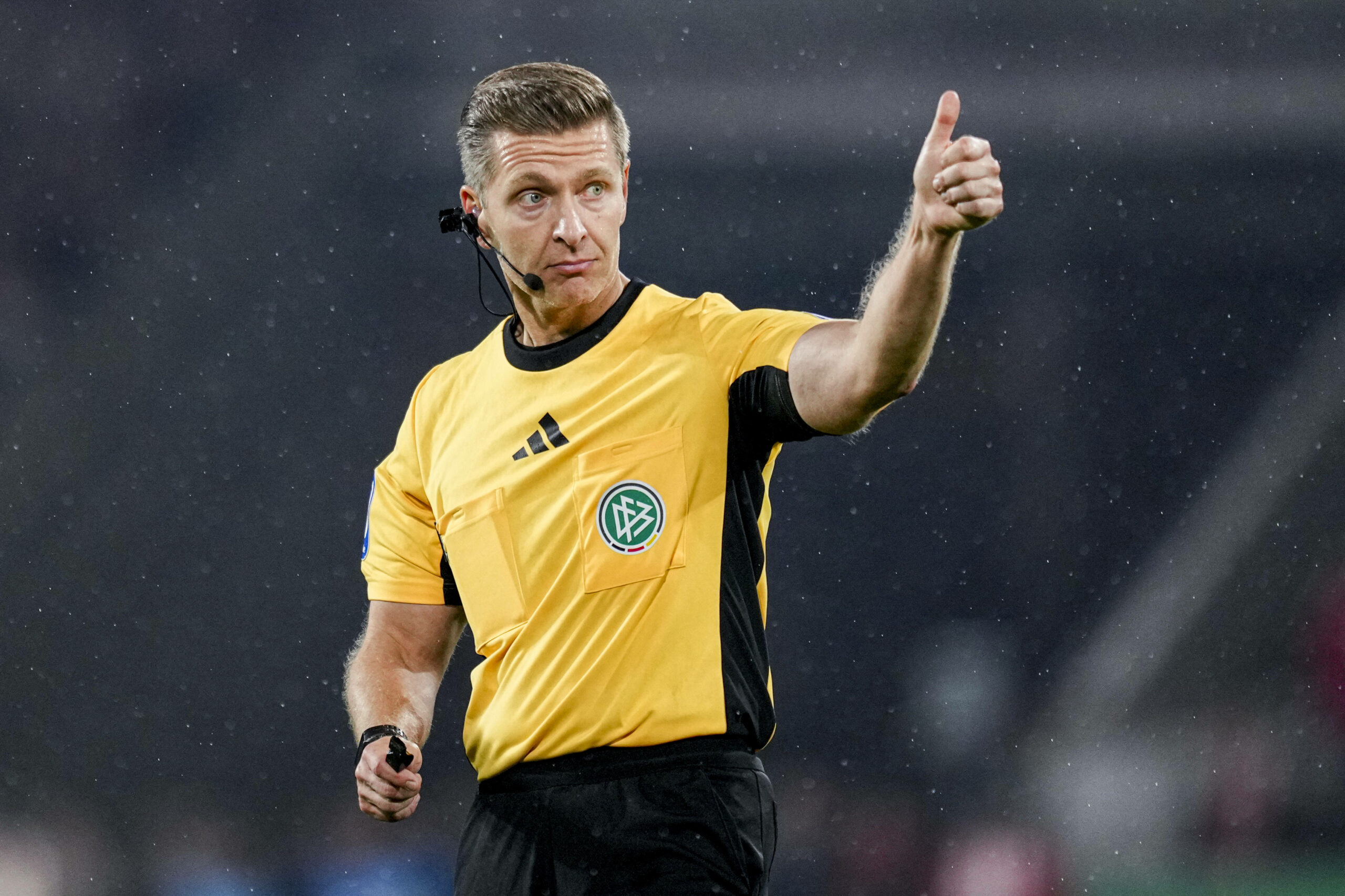 DFB-Schiedsrichter Tobias Welz zeigt, beim DFB-Pokalspiel zwischen dem 1. FC Köln und dem FC Bayern München, den Daumen hoch