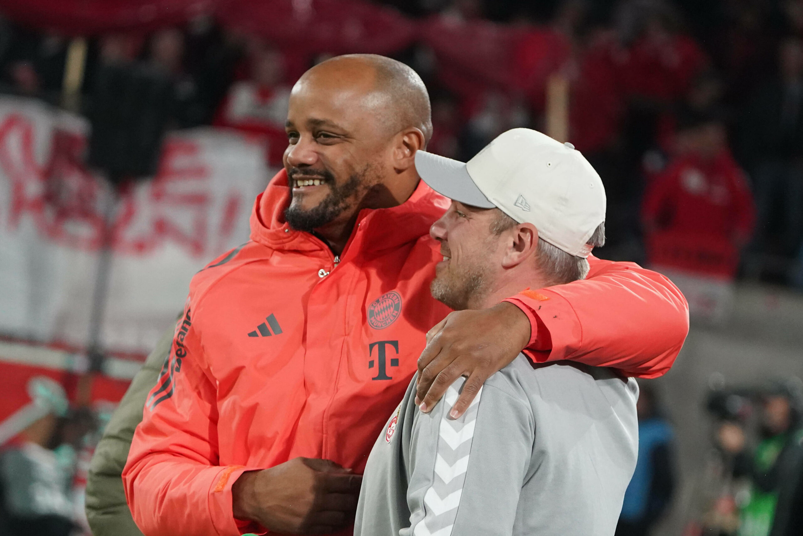 Vincent Kompany umarmt Lukas Kwasniok und lacht.