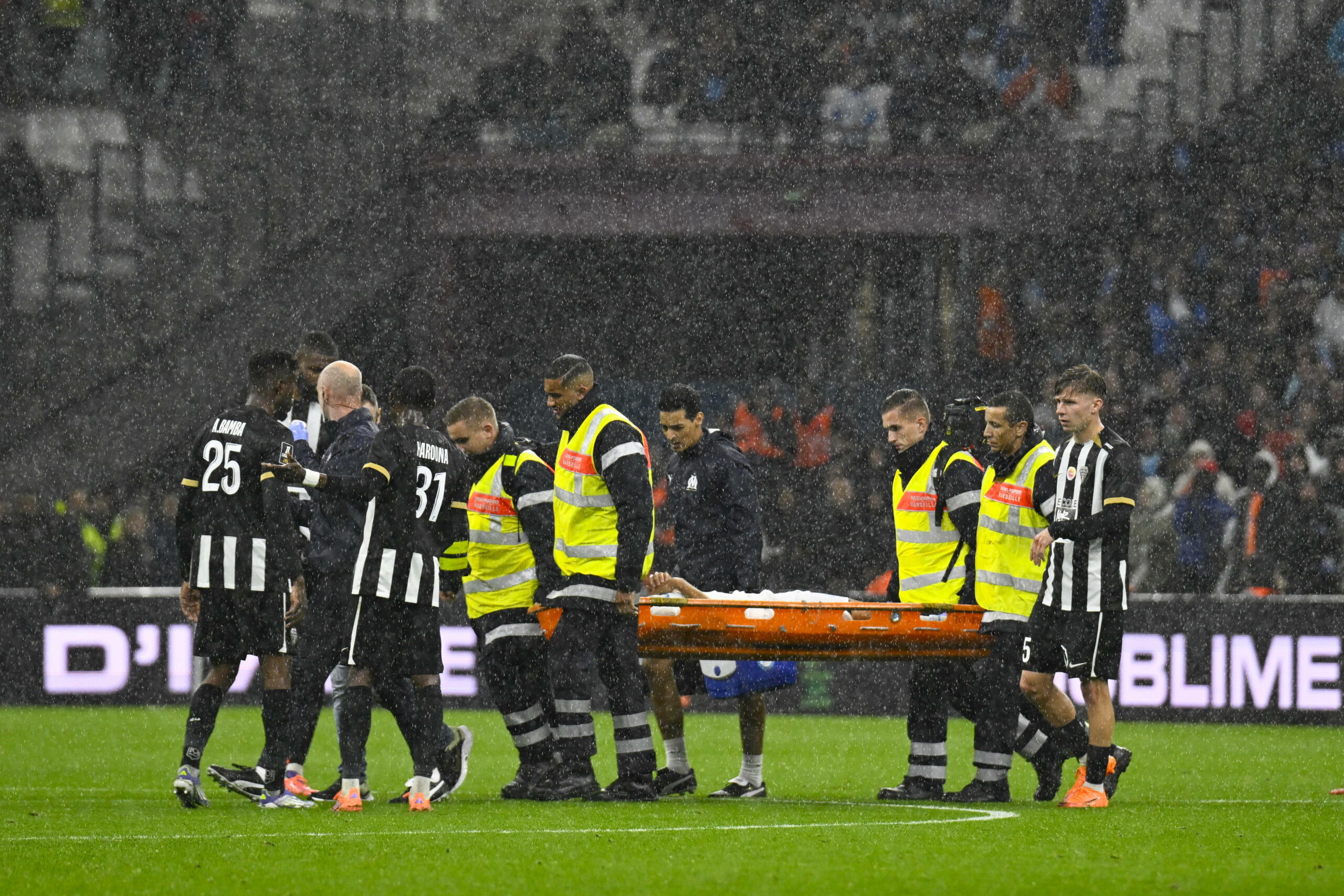 Bilal Nadir wird mit einer Trage vom Platz gebracht.