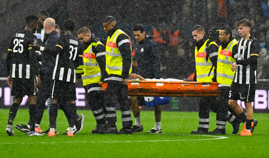 Er-brach-auf-dem-Rasen-zusammen-Klub-von-Fu-ball-Profi-meldet-sich