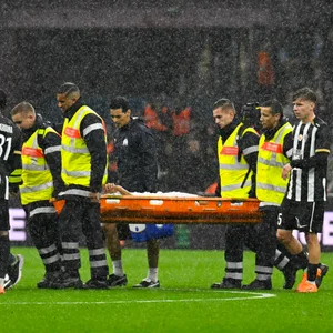 Bilal Nadir wird mit einer Trage vom Platz gebracht.