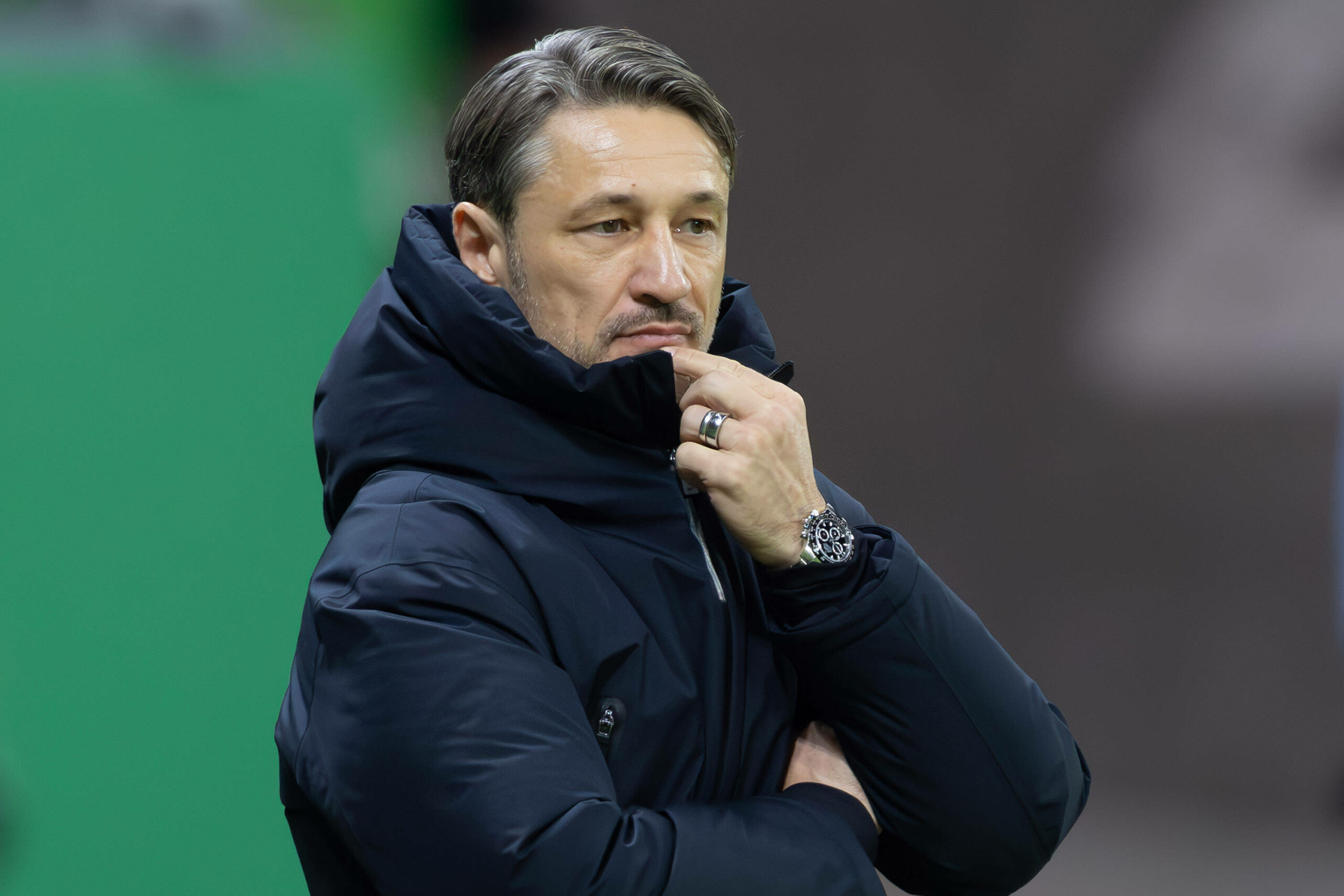 Niko Kovac mit Hand am Kinn
