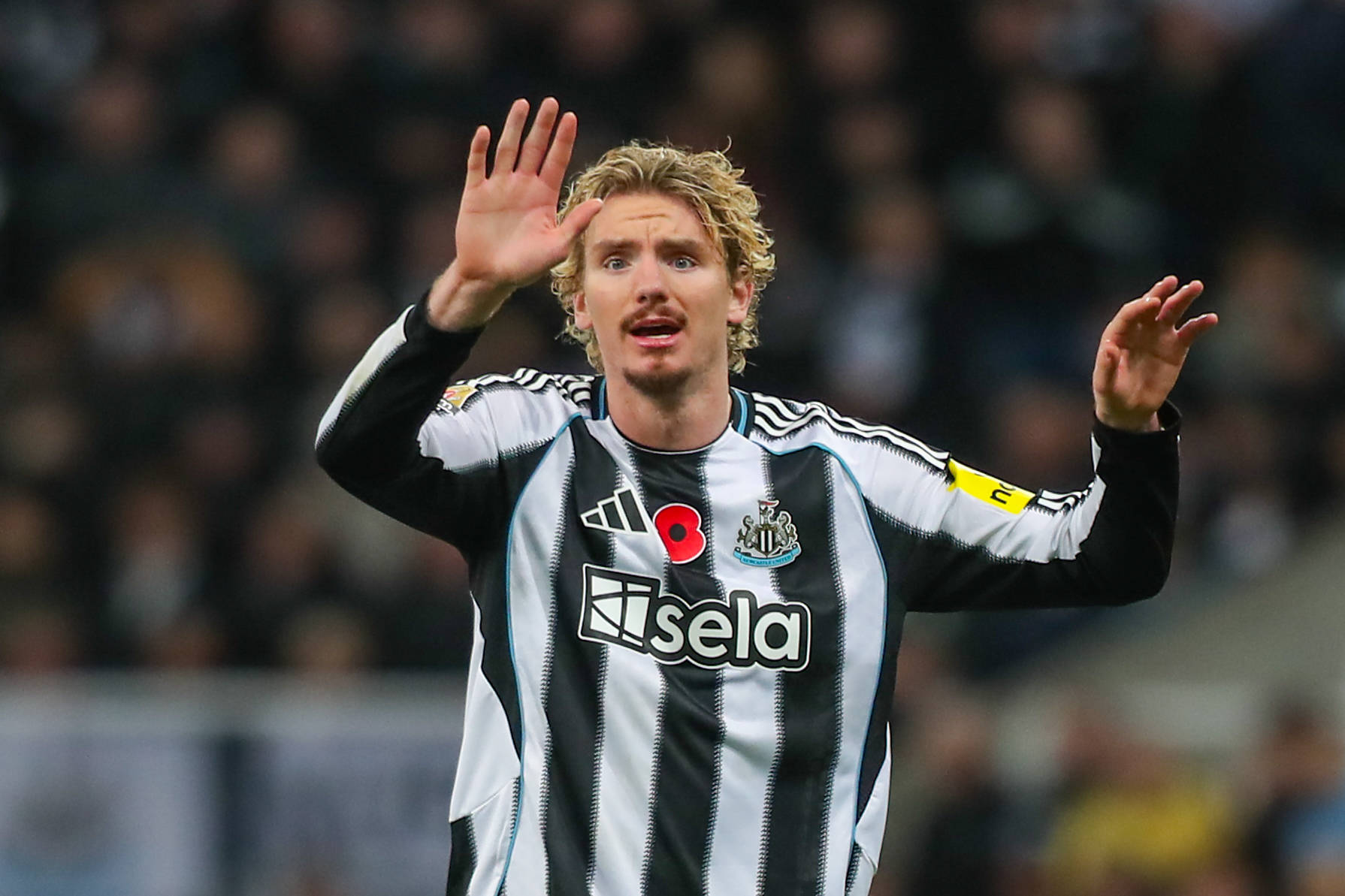 Nick Woltemade gestikuliert.