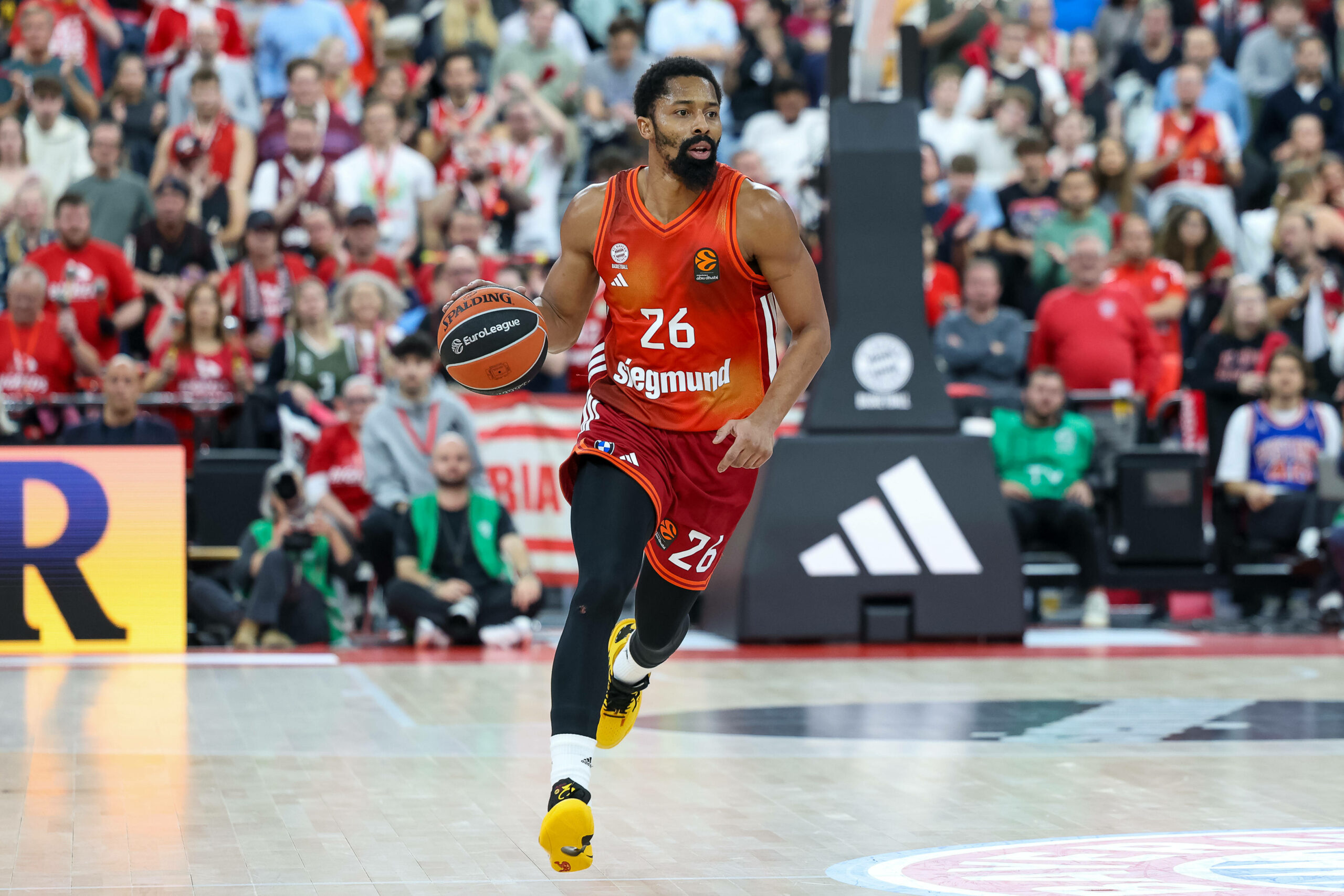 Ex-NBA-Star Spencer Dinwiddie dribbelt bei seinem Debüt für den FC Bayern München