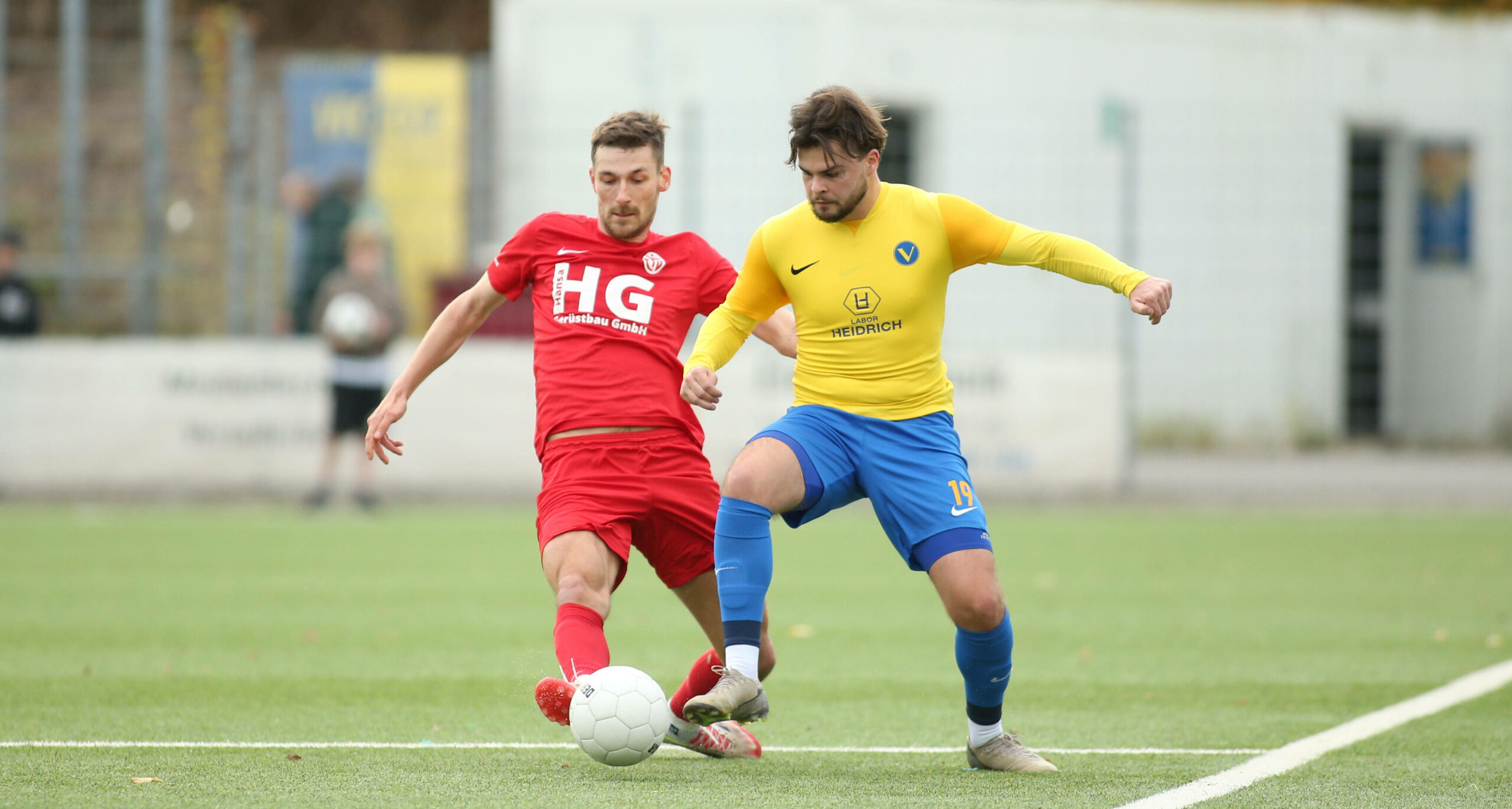 Leonard Mai im Zweikampf mit Moritz Erichsen
