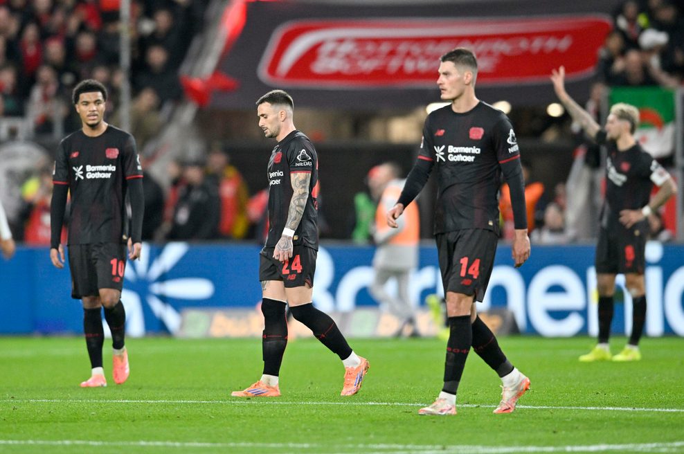 Malik Tillman, Aleix Garcia und Patrik Schick schleichen enttäuscht über den Platz