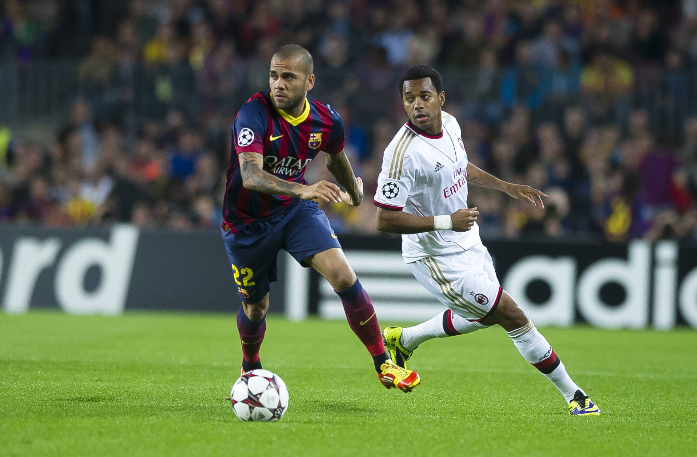 Dani Alves im Trikot des FC Barcelona (l.) und Robinho im Trikot des AC Mailand (r.)