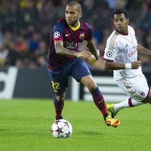Dani Alves im Trikot des FC Barcelona (l.) und Robinho im Trikot des AC Mailand (r.)