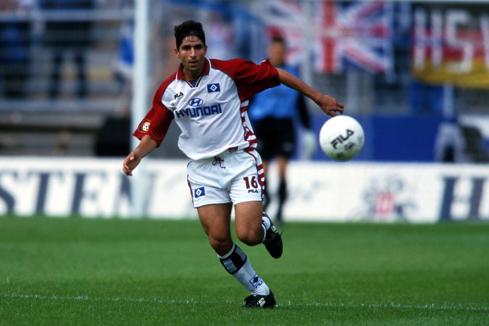 Vahid Hashemian jagt im Trikot des HSV dem Ball hinterher