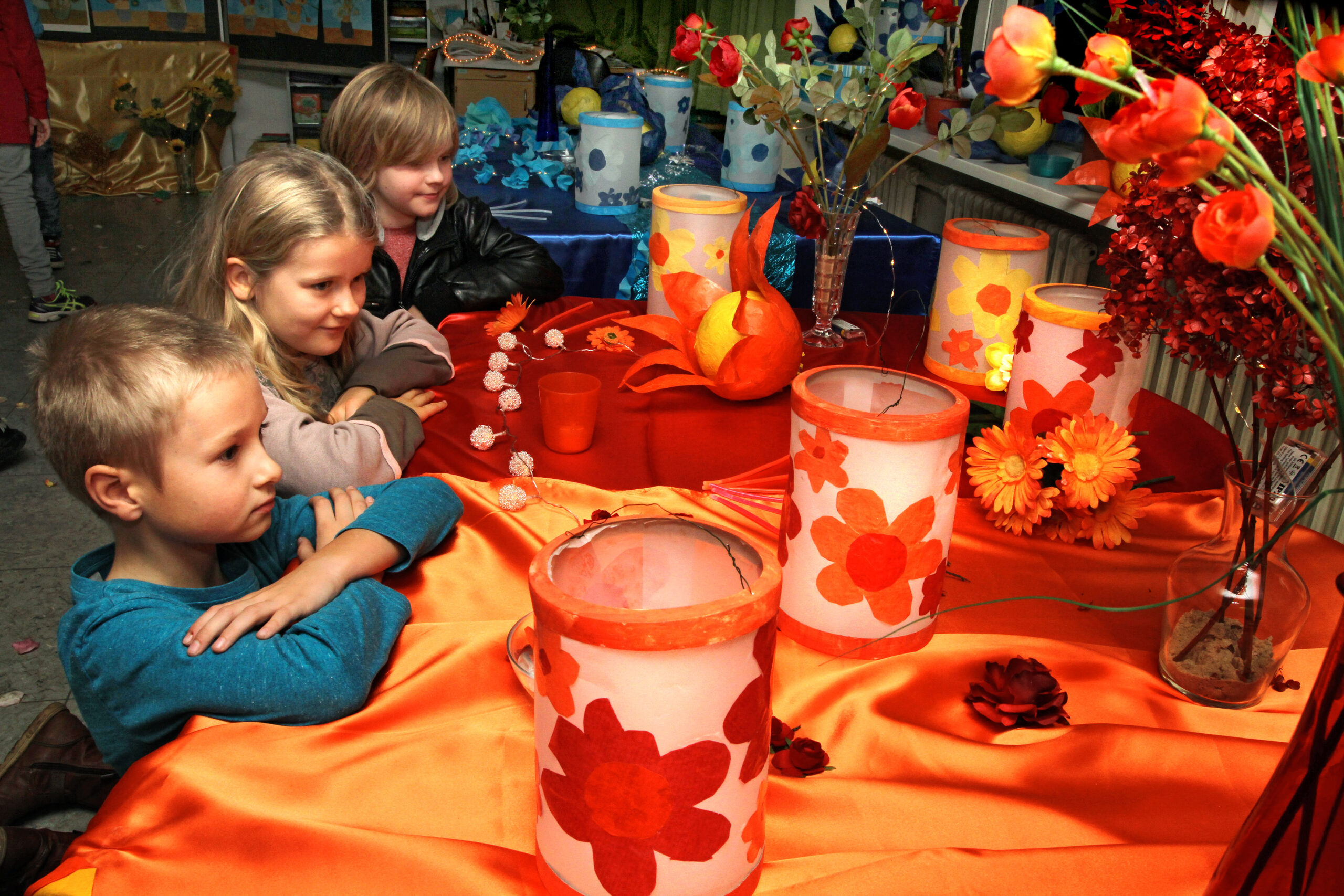 Kinder basteln Laternen – und können gleich noch einen Weihnachtswunsch abgeben (Symbolbild).