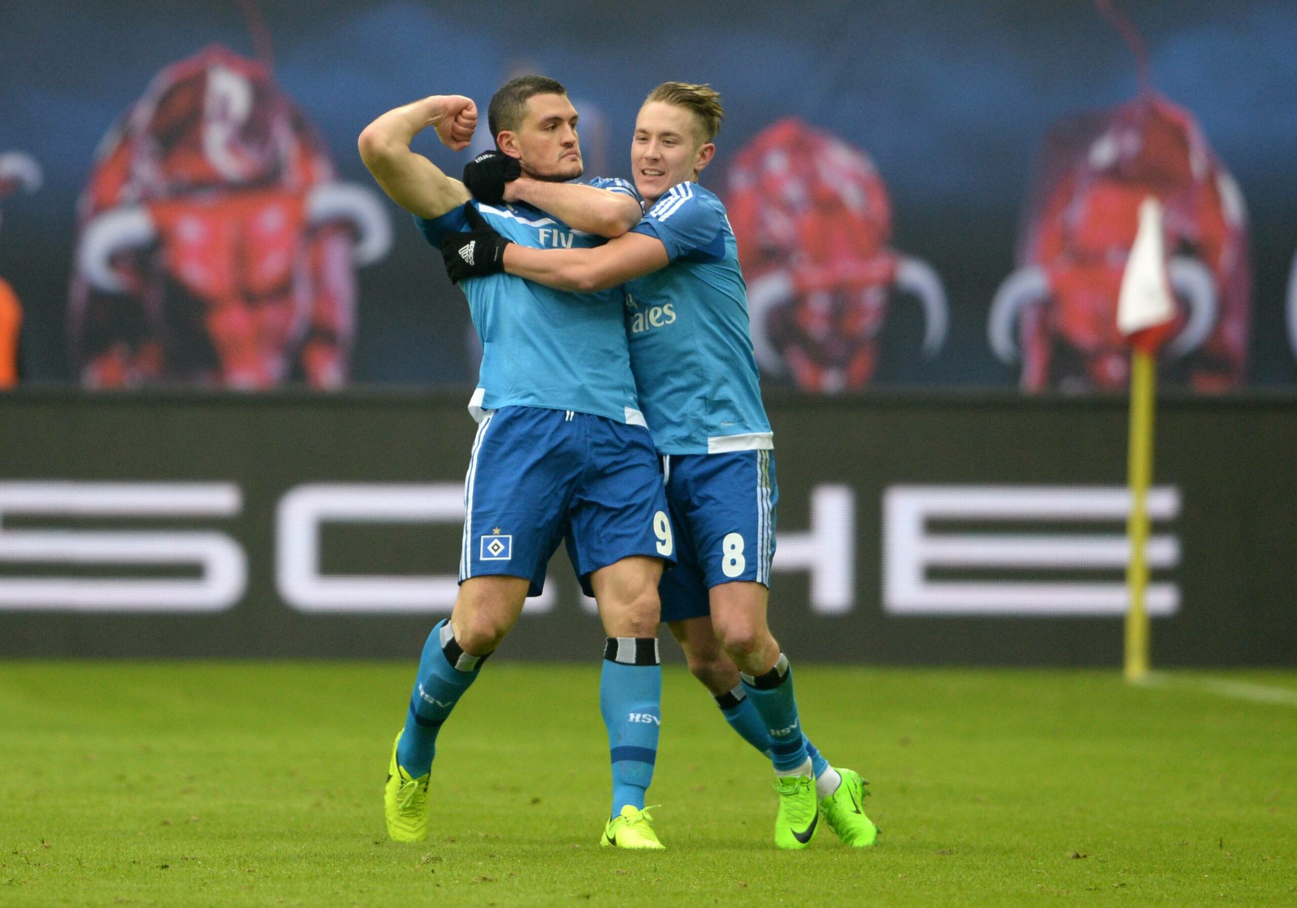 Kyriakos Papadopoulos zeigt beim Torjubel mit Lewis Holtby seinen Bizeps