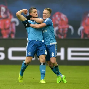 Kyriakos Papadopoulos zeigt beim Torjubel mit Lewis Holtby seinen Bizeps