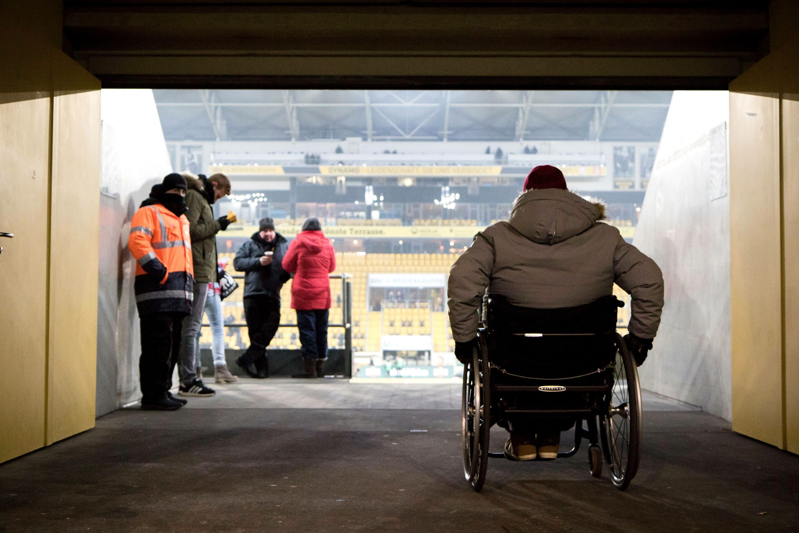 Fan mit Behinderung auf dem Weg zum Rollstuhlfahrerplatz im Stadion