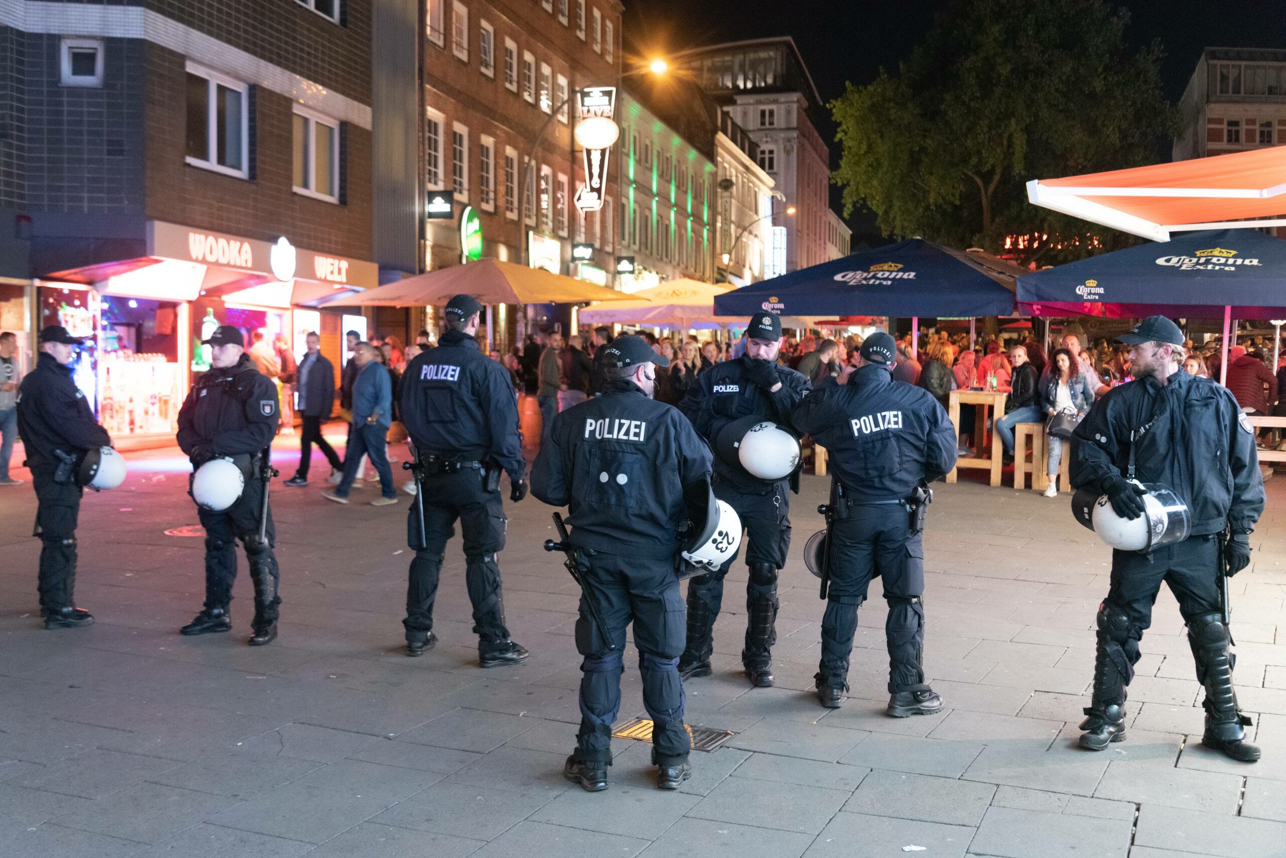 Polizisten im Einsatz auf dem Hans-Albers-Platz (Archivbild).