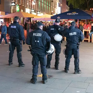Polizisten im Einsatz auf dem Hans-Albers-Platz (Archivbild).