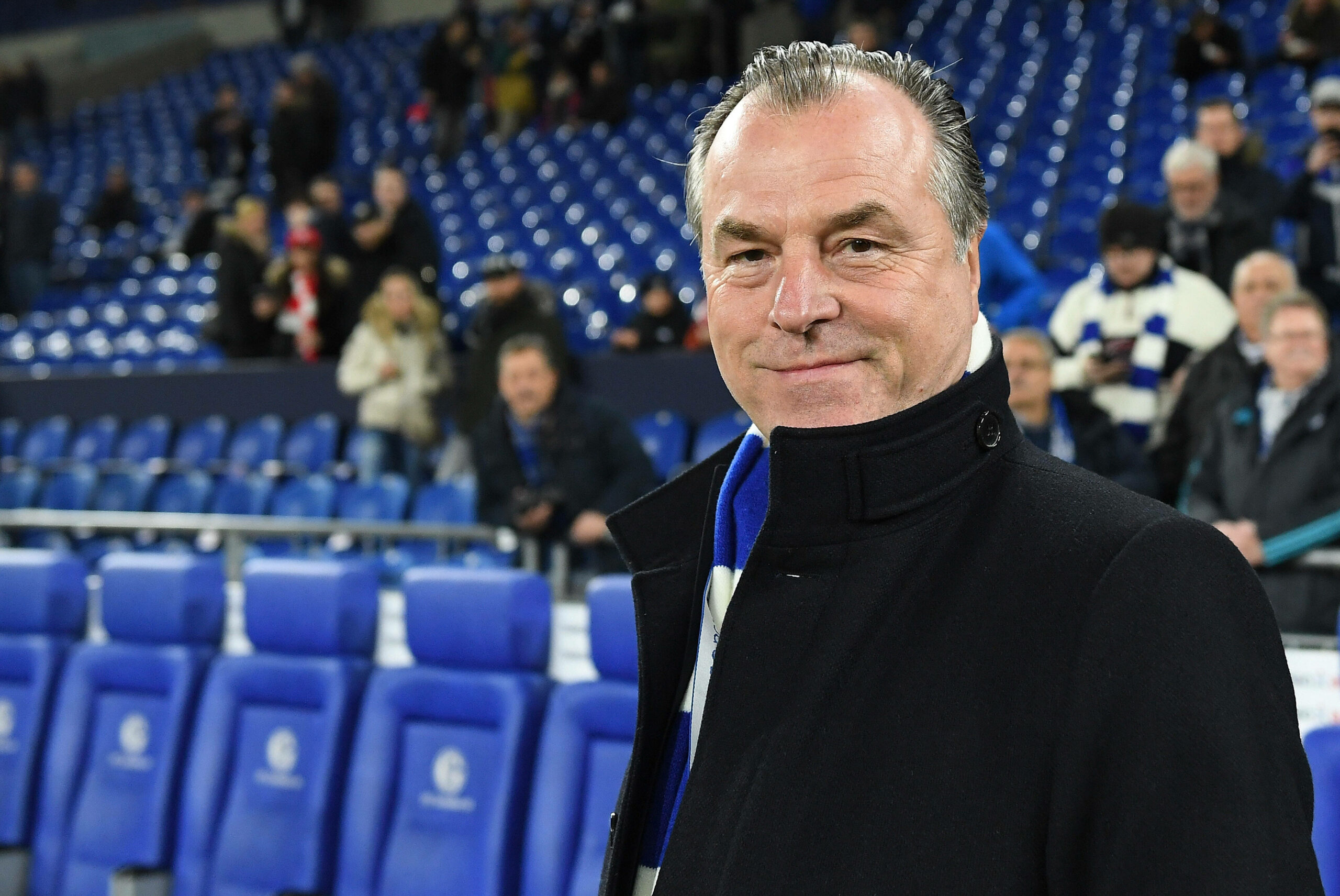 Clemens Tönnies langjähriger Aufsichtratsvorsitzender des FC Schalke 04 mit blau weißem Schaal in der Veltins Arena