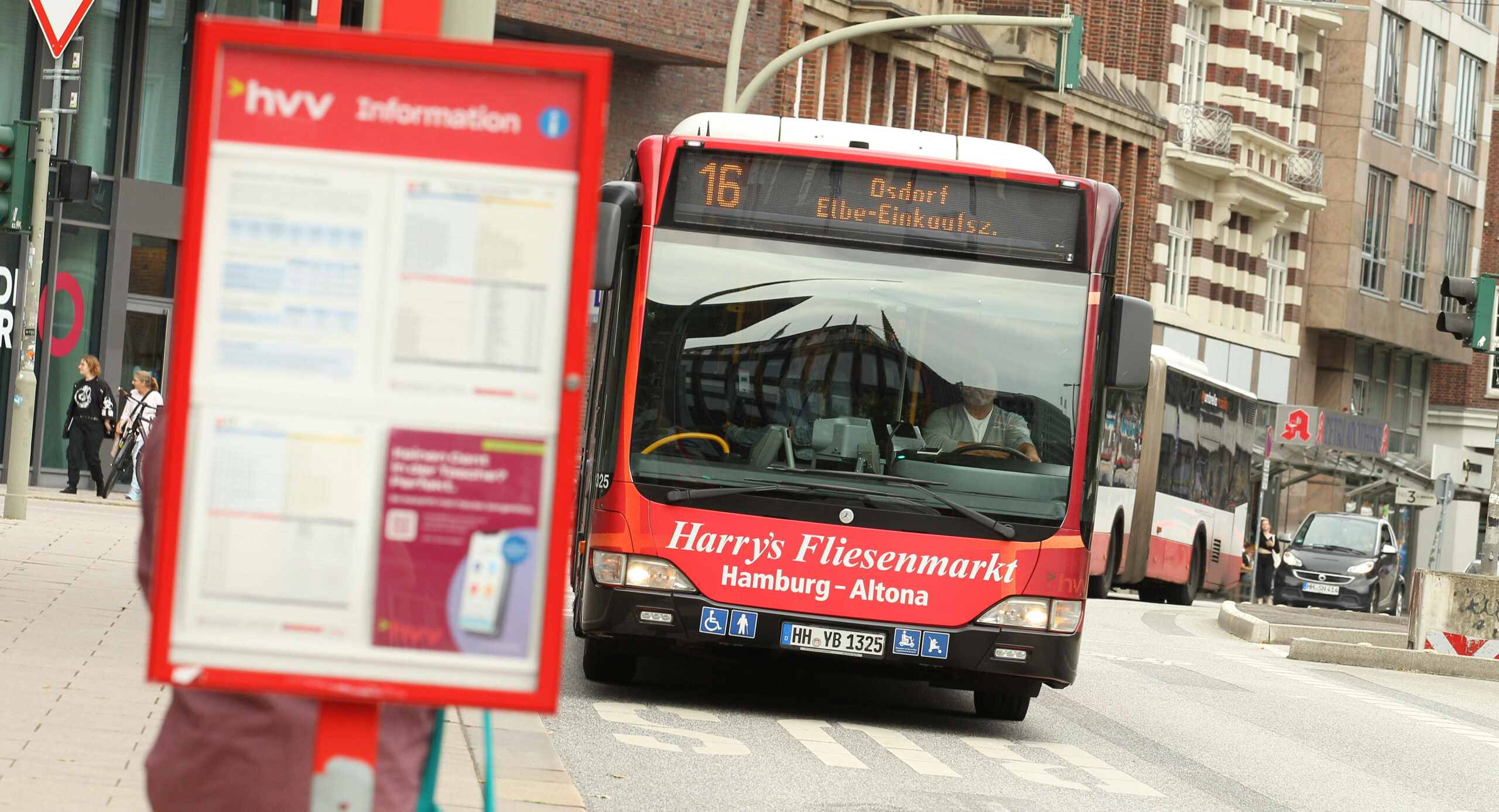 Ein Bus der Linie 16 ist unterwegs nach Osdorf.