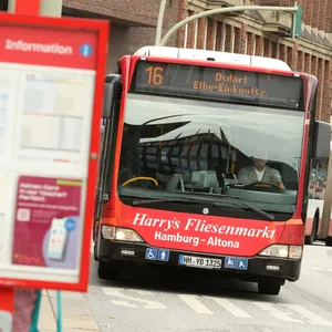 Ein Bus der Linie 16 ist unterwegs nach Osdorf.