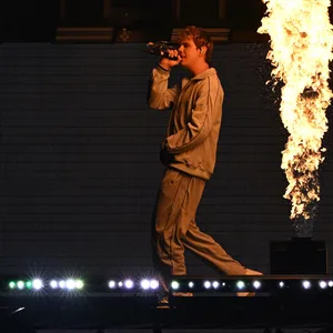 The Kid Laroi auf der Bühne vor einer Flamme