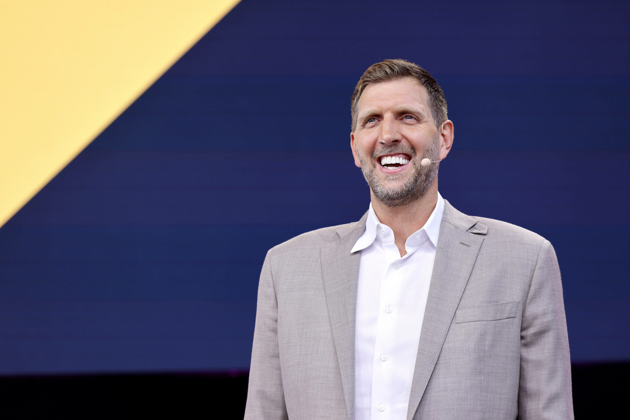 DIrk Nowitzki lacht