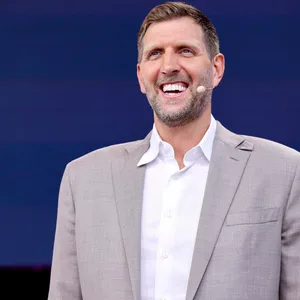 DIrk Nowitzki lacht