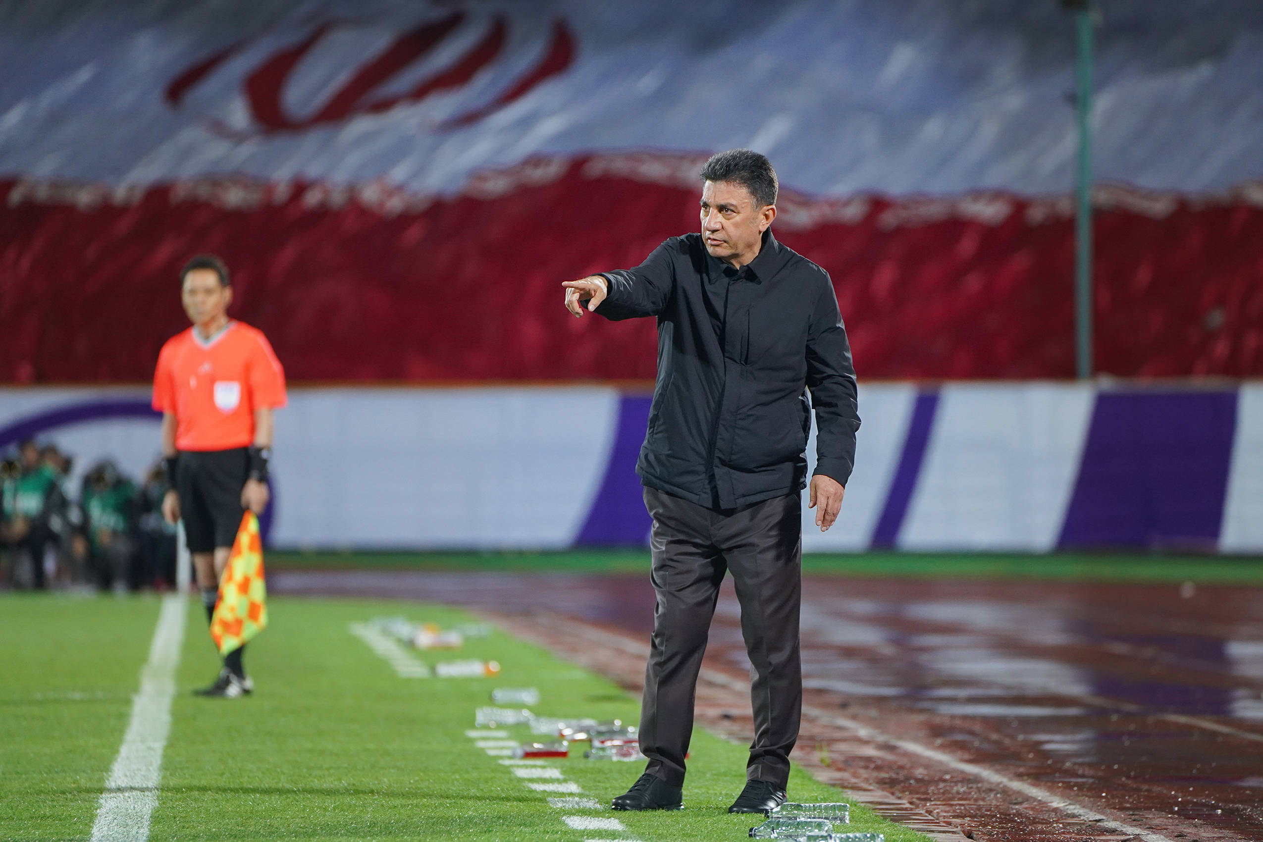 Trainer Amir Ghalenoei gestikuliert an der Seitenlinie