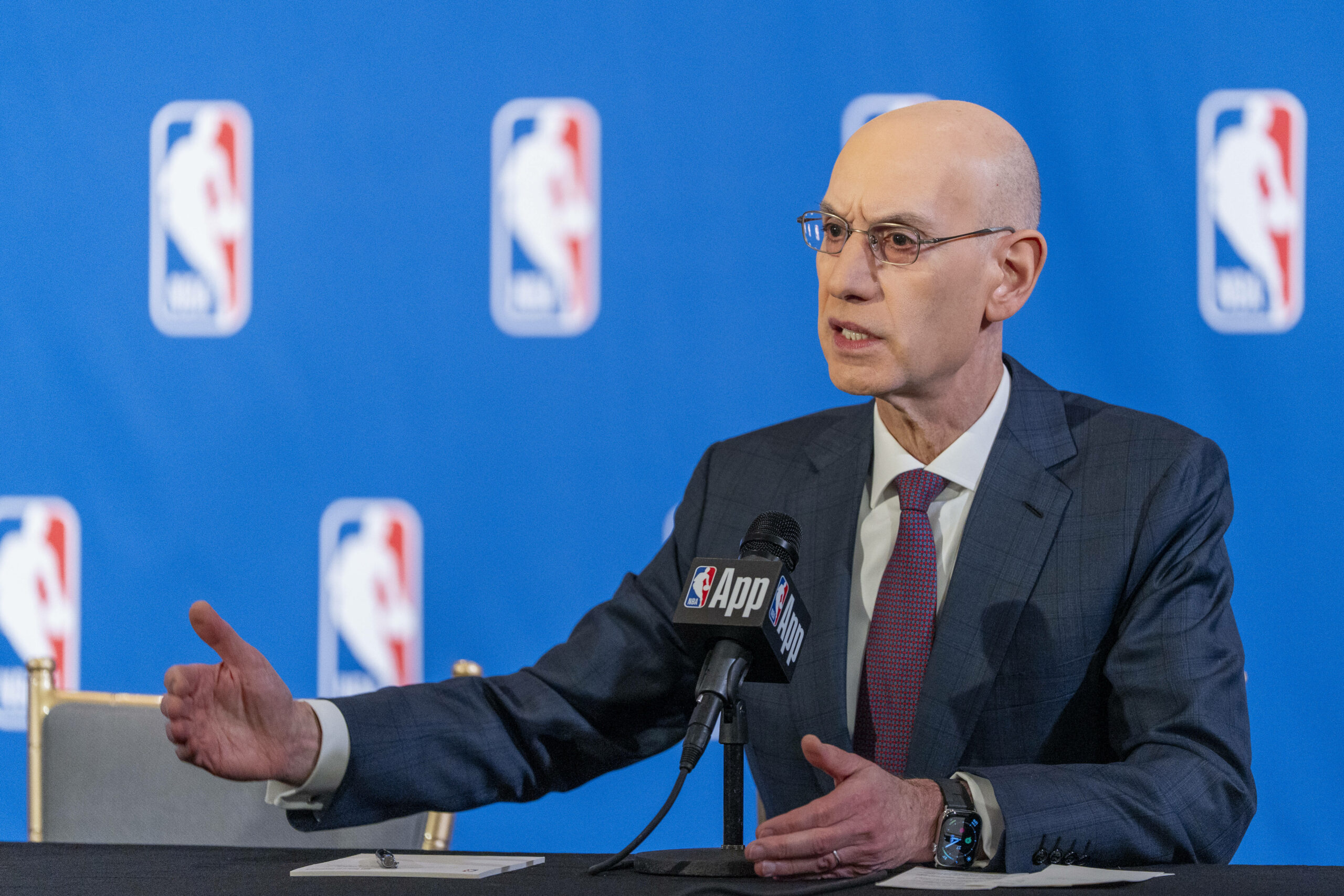 Adam Silver auf einer Pressekonferenz