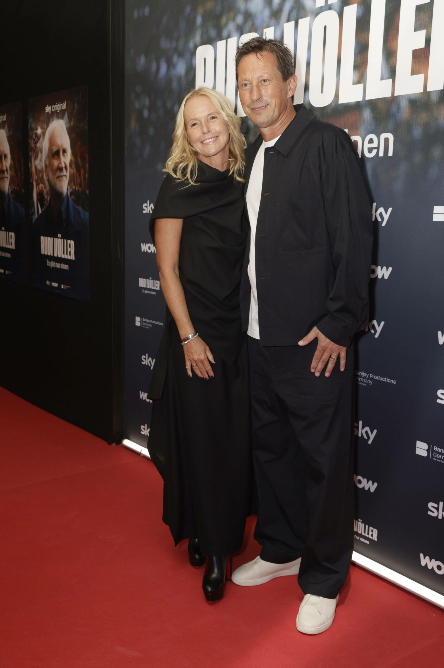 Roger Schmidt mit Frau Heike bei Völler Filmpremiere.