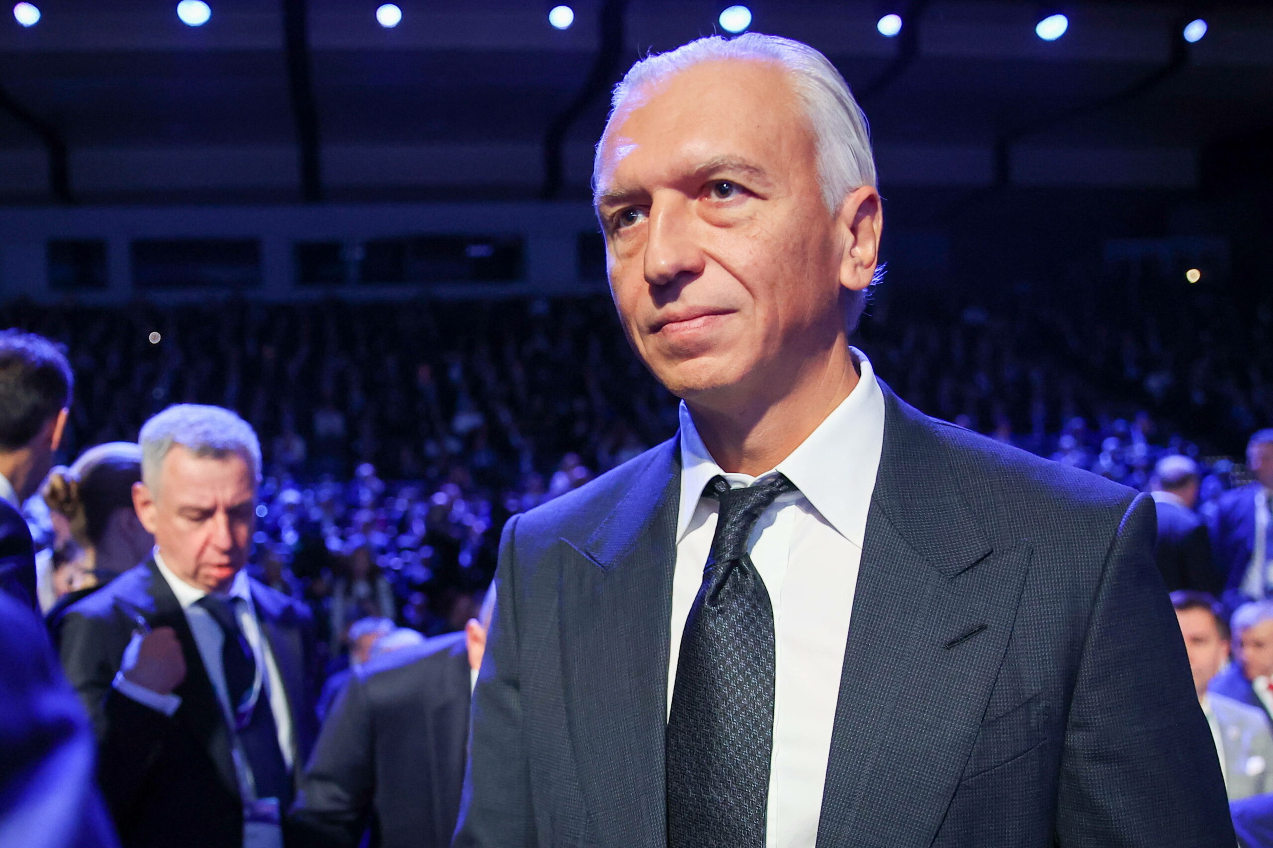 Alexandr Dyukov im Anzug bei einer Veranstaltung in Sankt Petersburg