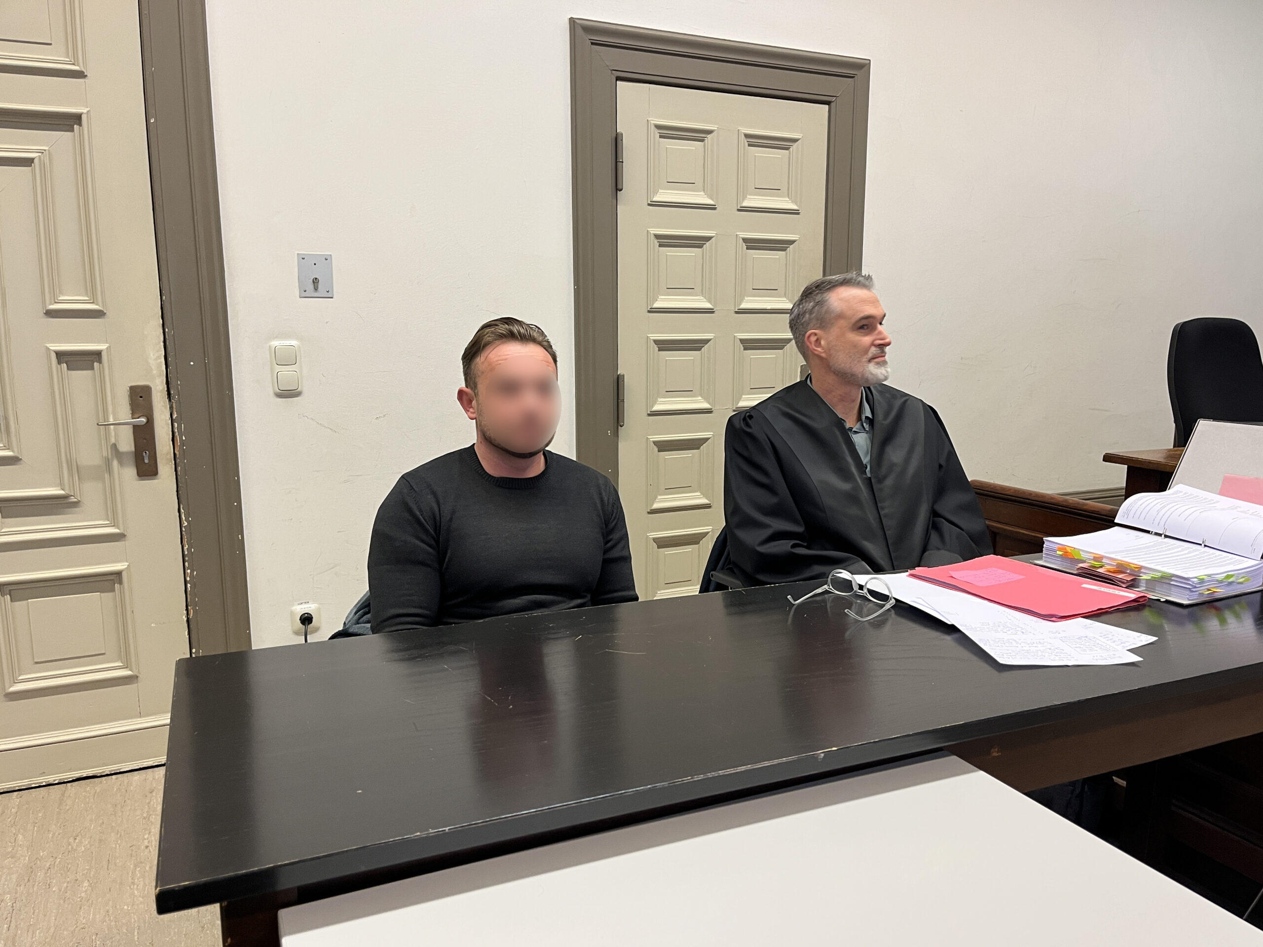 Der Angeklagte mit seinem Verteidiger vor Gericht.