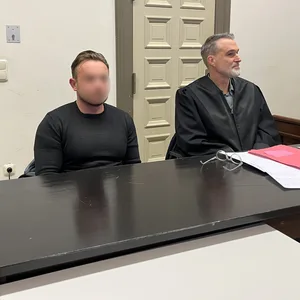 Der Angeklagte mit seinem Verteidiger vor Gericht.