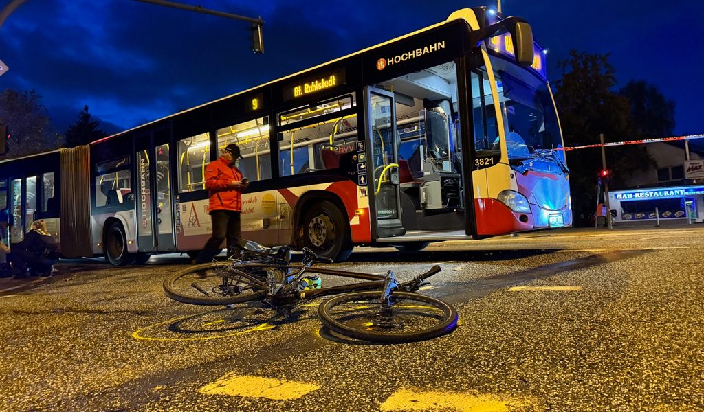 Unfall-auf-Kreuzung-in-Hamburg-Radfahrer-schwer-verletzt
