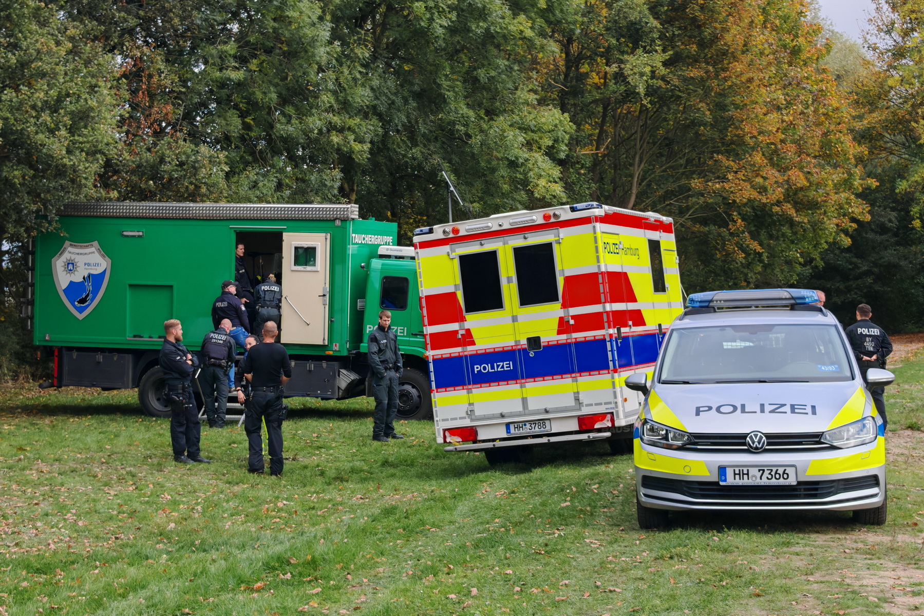 Einsatzkräfte am Ufer des Sees Hinterm Horn in Hamburg-Allermöhe.