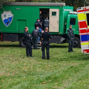 Einsatzkräfte am Ufer des Sees Hinterm Horn in Hamburg-Allermöhe.