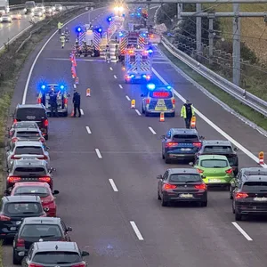 Die A1 Richtung Hamburg ist aktuell vollgesperrt.