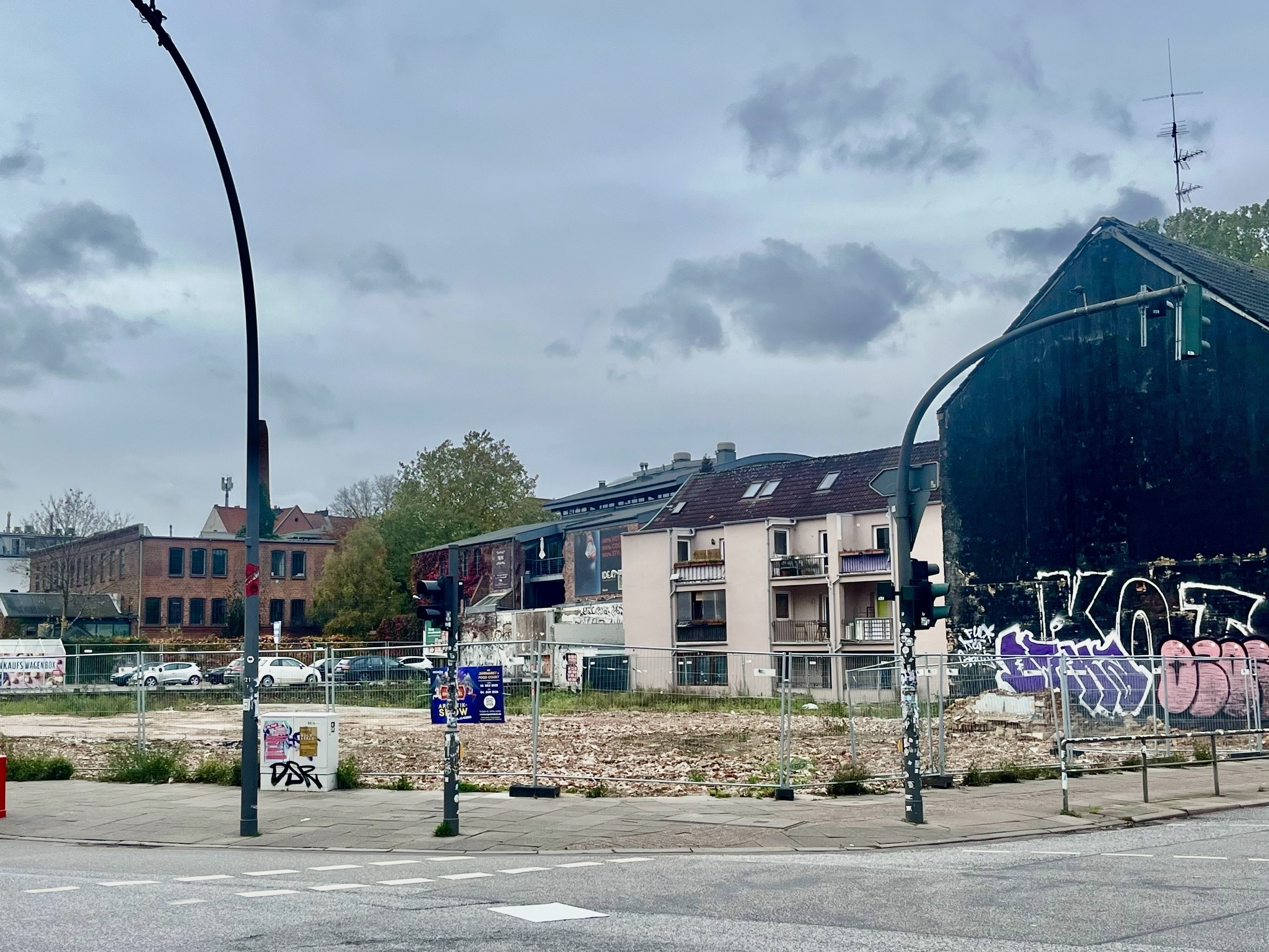 Brachfläche mit Häusern rundum