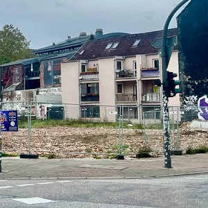Brachfläche mit Häusern rundum