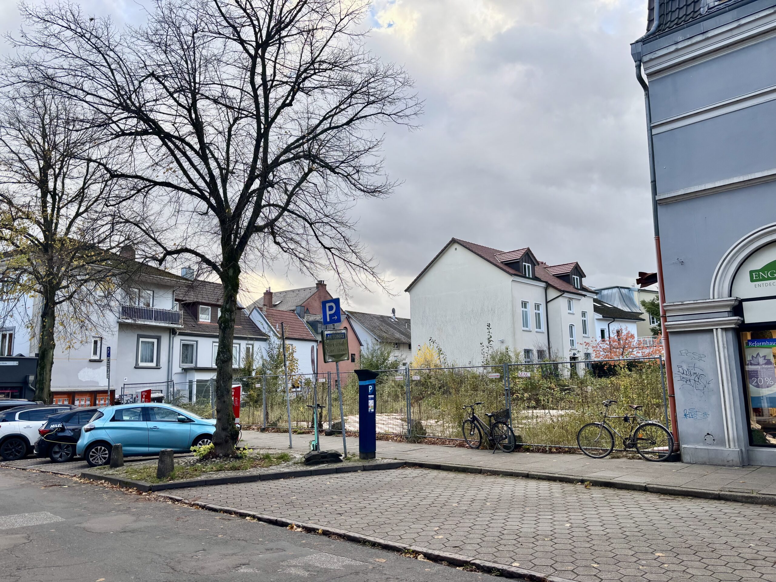 Baulücke mit Bäumen davor